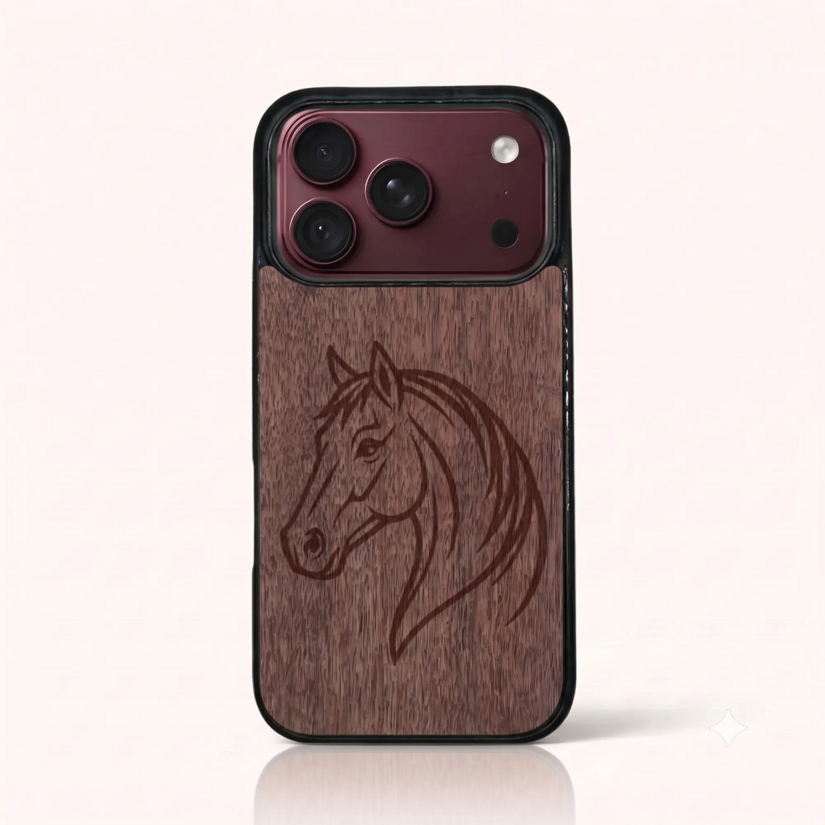Coque iPhone 18 Pro – Le Cheval en gravure sur bois (Noyer)