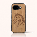Coque Pixel 10A – Le Cheval en gravure sur bois (Tilleul)