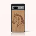 Coque Pixel 7A – Le Cheval en gravure sur bois (Tilleul)