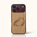 Coque iPhone 18 Pro Max – Le Pêcheur en bois de tilleul clair