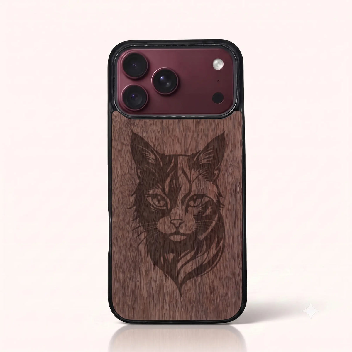 Coque iPhone 18 Pro Max – Le Chat en gravure sur bois (Noyer)