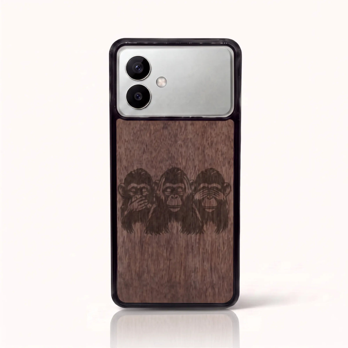 Coque Samsung S26 Edge en bois gravé Les Singes de la Sagesse – Foncée (Noyer)