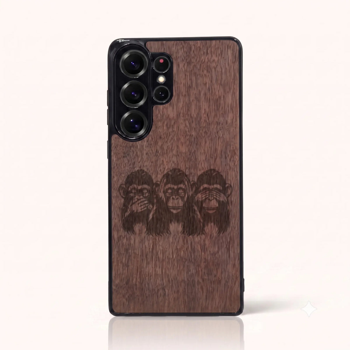 Coque Samsung S26 Ultra en bois gravé Les Singes de la Sagesse – Foncée (Noyer)