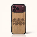 Coque iPhone 18 Pro Max – Les Singes de la sagesse en bois de tilleul clair