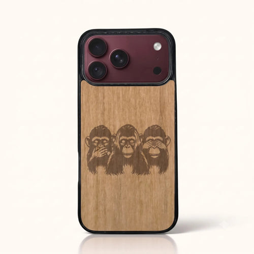 Coque iPhone 18 Pro Max – Les Singes de la sagesse en bois de tilleul clair