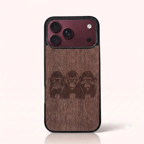 Coque iPhone 18 Pro Max – Les Singes de la sagesse en bois de noyer foncé