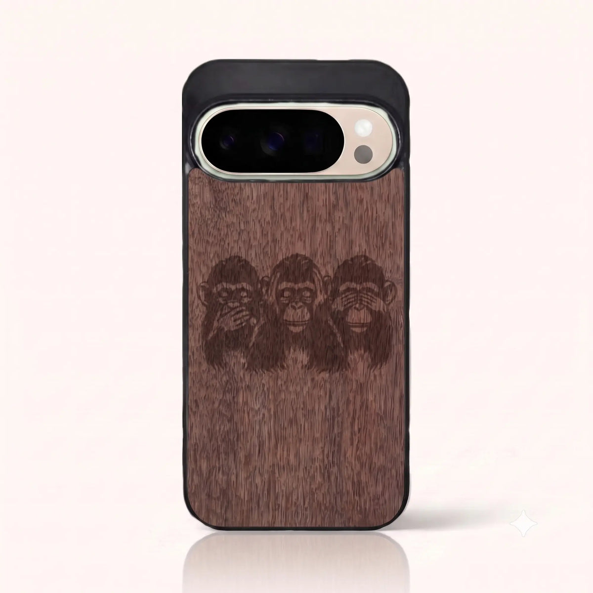 Coque Pixel 10 Pro – Les Singes de la sagesse en bois de noyer foncé