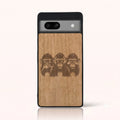 Coque Pixel 7A – Les Singes de la sagesse en bois de tilleul clair